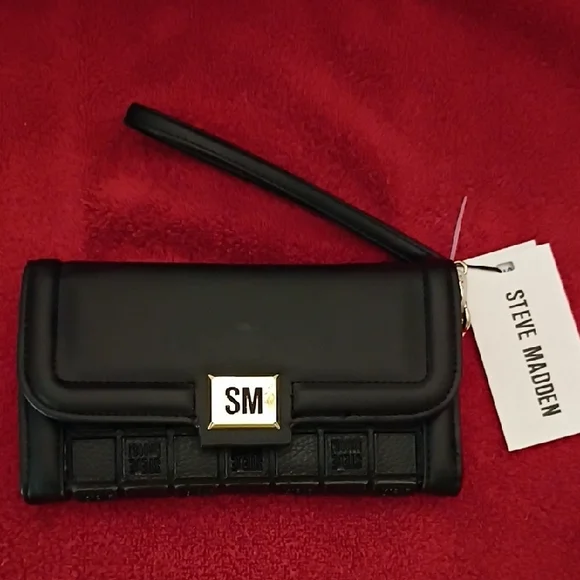 NWT🎁FREE GIFT INCLUDED🎁Steve Madden Black Wristlet with Gold Brand Logo - Picture 3 of 16